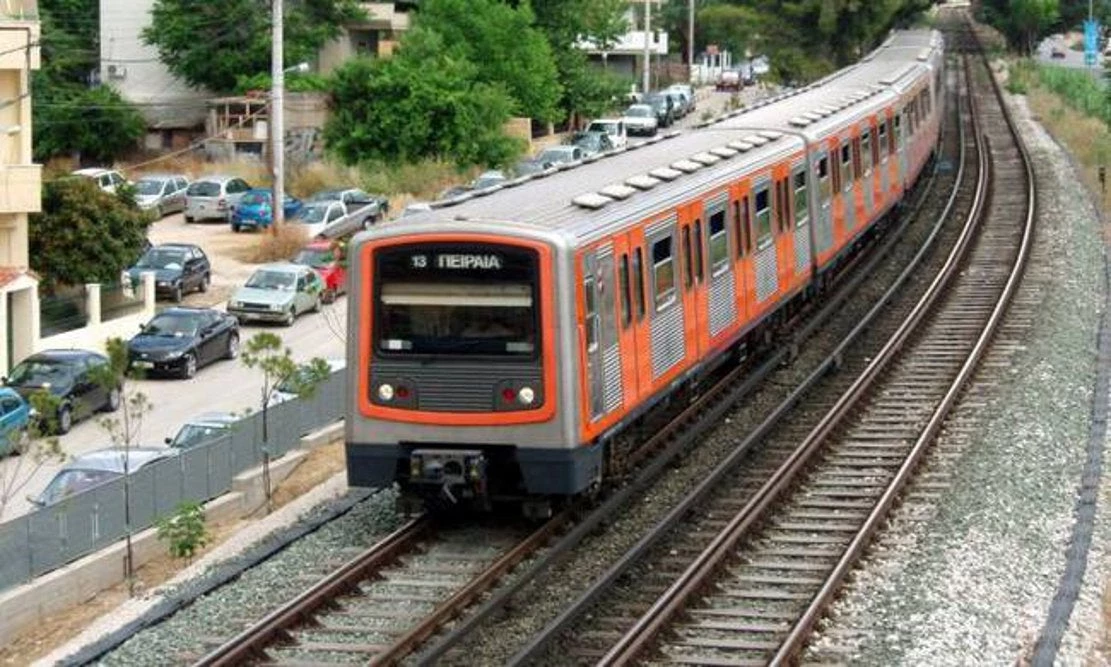 Βουτιά θανάτου στον ΗΣΑΠ- Έπεσε από γέφυρα και διαμελίστηκε από συρμό